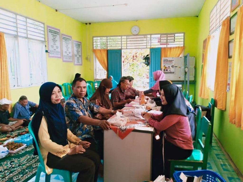 Kunjungan Lurah bapak Suyanto,S.Sos dan Ketua TP.PKK Kelurahan Air Hitam Ibu Tintin Istikharoh,S.Sos ke Posyandu Lansia Husnul Khotimah di Jl.Juanda 7 RT.03