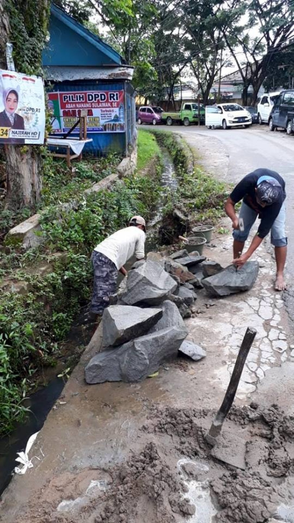 Perbaikan parit dan pembuatan pagar mesjid, pemasangan keramik lantai dan pembersihan kubah mesjid di Perumahan Guru SD RT.28 dan RT.29