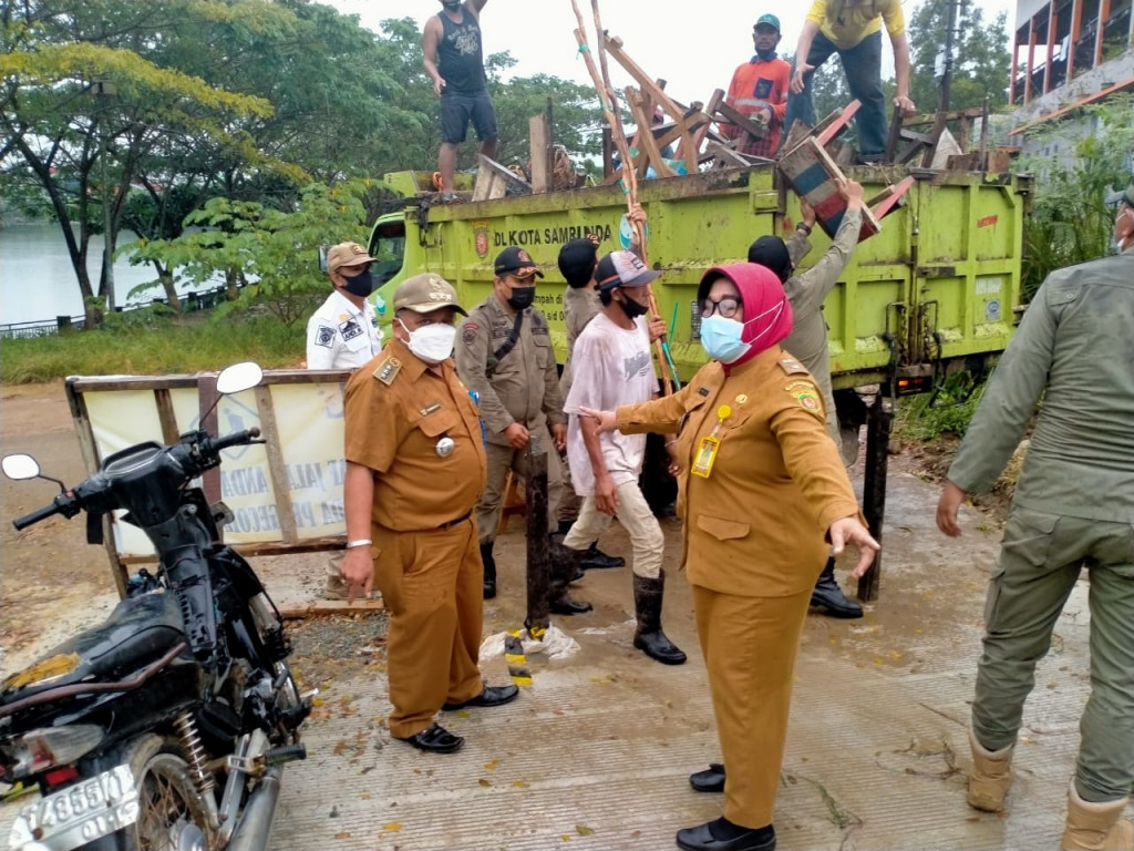 PENERTIBAN PEDAGANG KAKI LIMA ( PKL ) FOLDER AIR HITAM