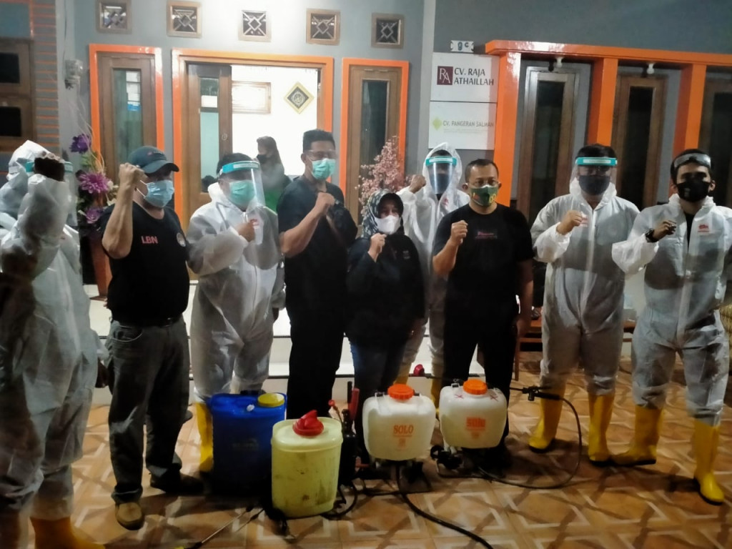 KEGIATAN PENYEMPROTAN DISINFEKTAN.