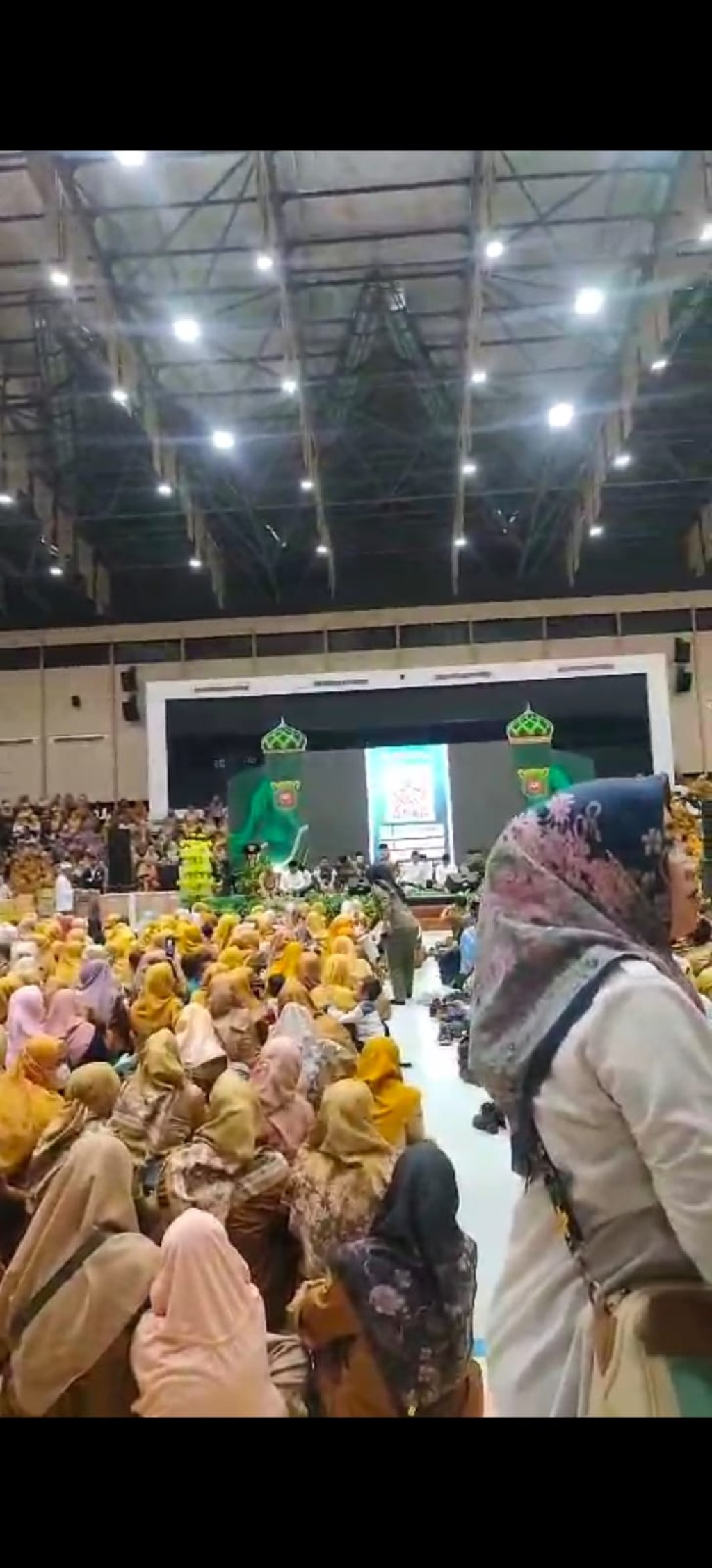 PLT Lurah dan Seklur Air Hitam Hadiri Maulid Nabi di Gor Segiri