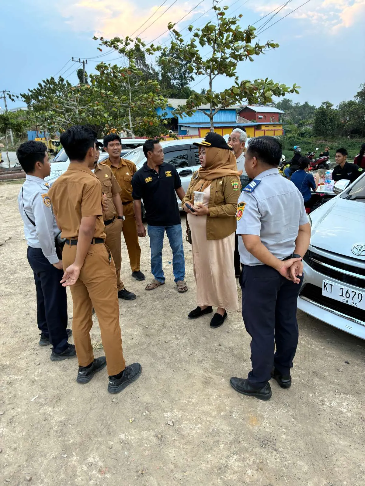 Tingkatkan Ketertiban Lalu Lintas, Lurah Air Hitam Monitoring Kemacetan di Area Folder
