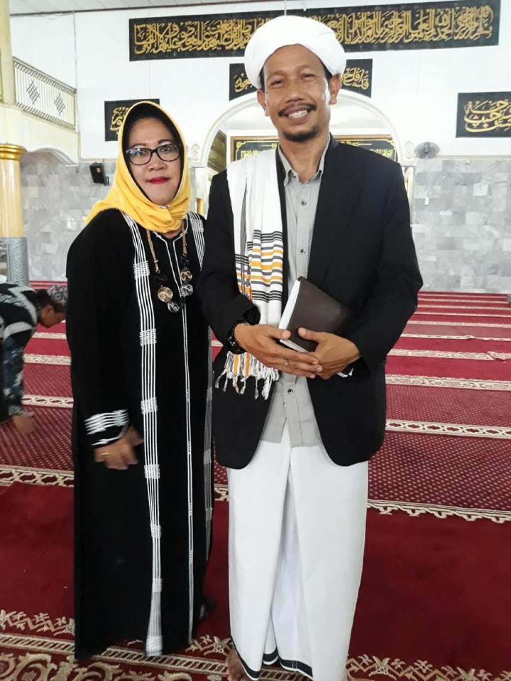 Menghadiri acara maulid nabi muhammad saw dimasjid fathul khair