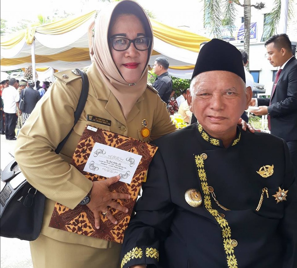 Menerima penghargaan dari bapak Gubernur dalam bidang Lurah peduli banjir