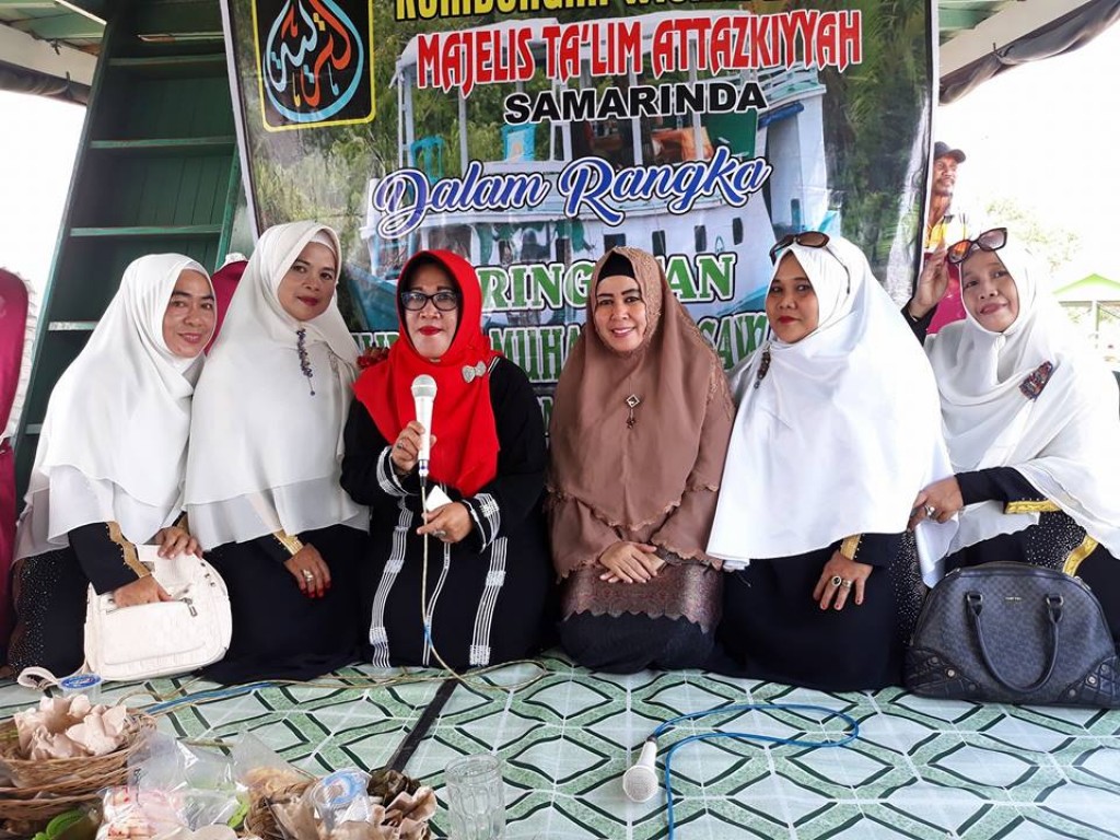 Wisata relegi di kapal pesut mahakam beserta ibu-ibu majelis attazkiyyah dalam rangak Maulid Nab Muhammad SAW