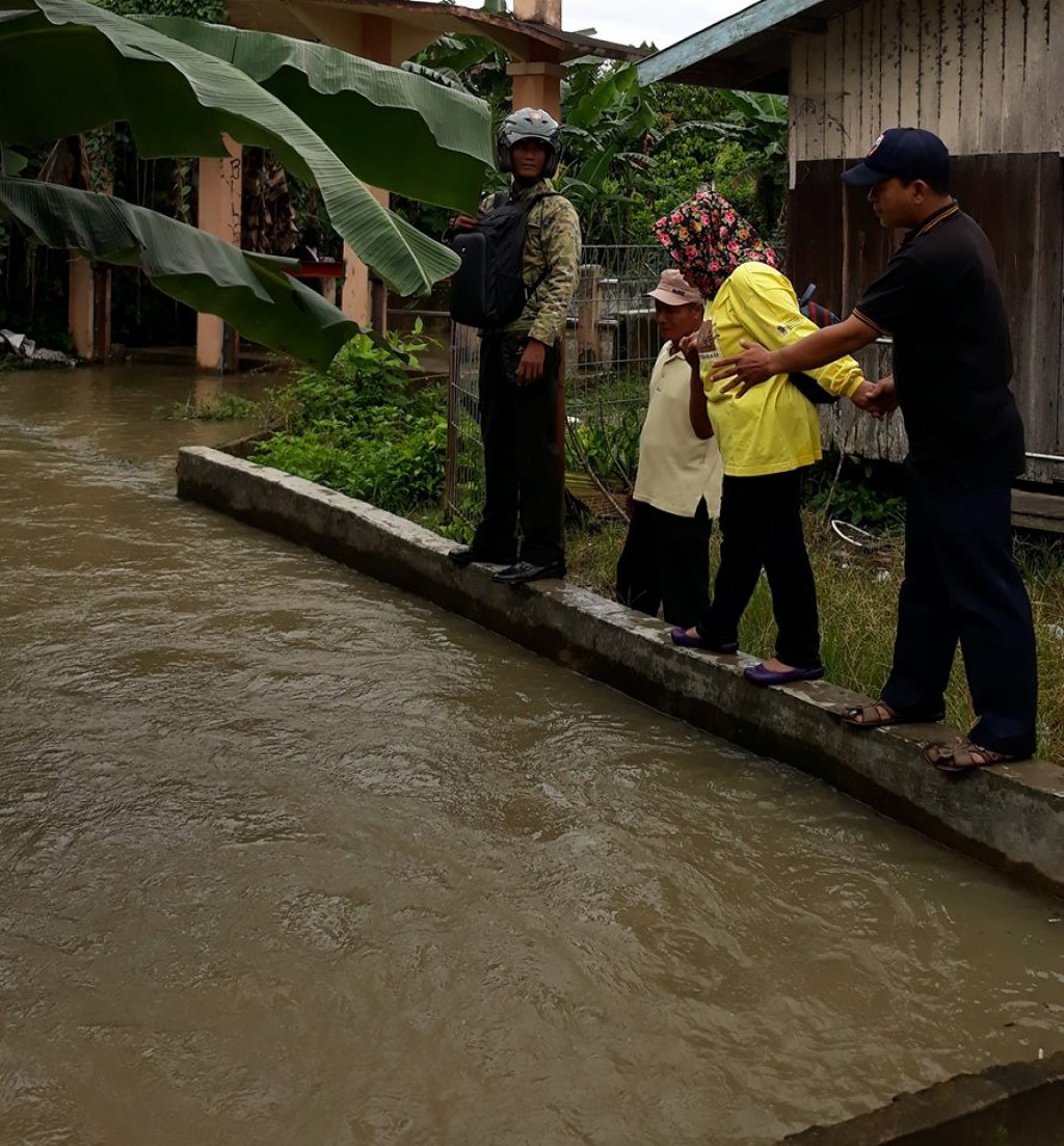 Meninjau beberapa titik banjir yang sudah mengalir lancar