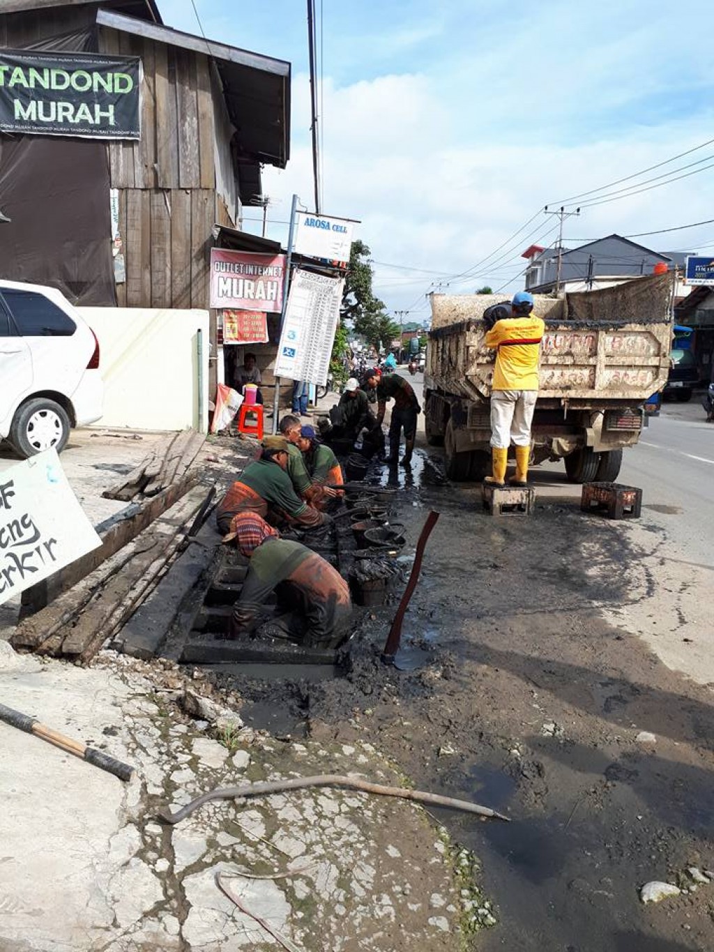 Gotong Royong Di Sepanjang Jl. P. Suryanata Kel. Air Putih Kec. Samarinda Ulu