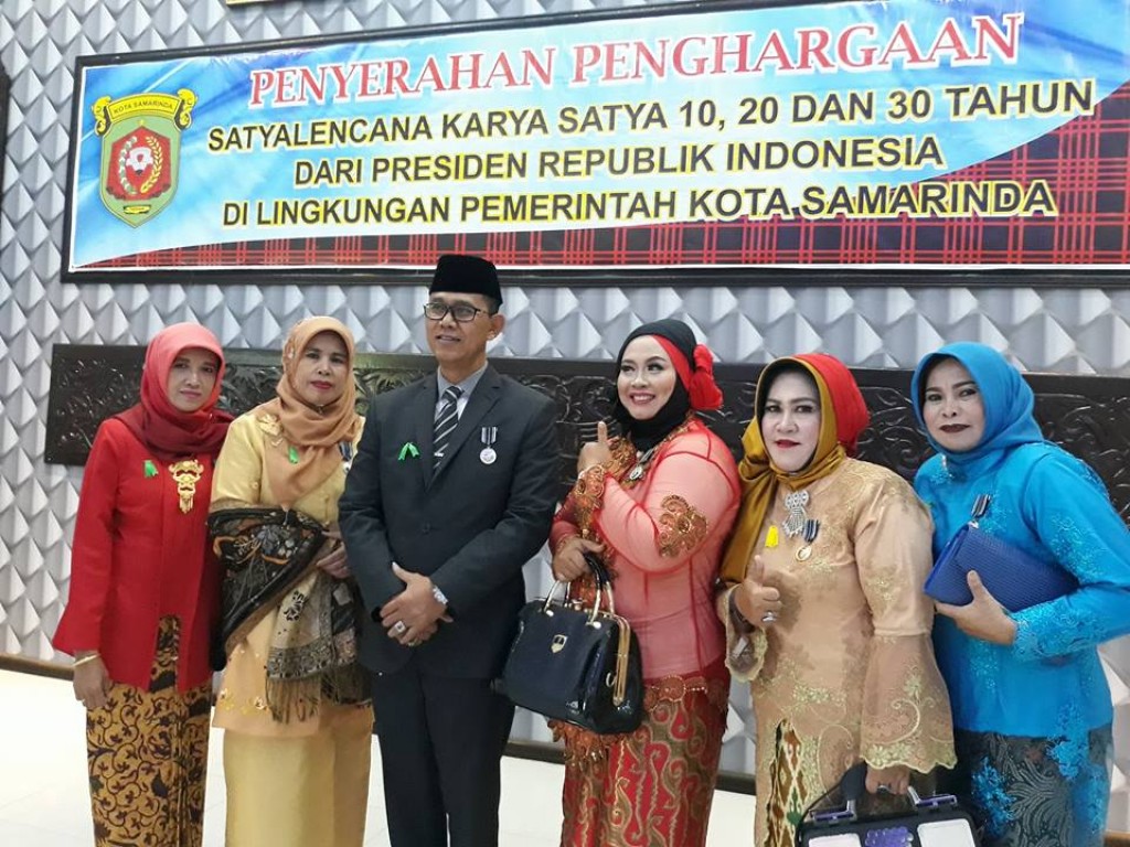 Menerima  Tanda Kehormatan Satya Lencana Karya Satya Dari Presiden Masa Kerja 30 Tahun