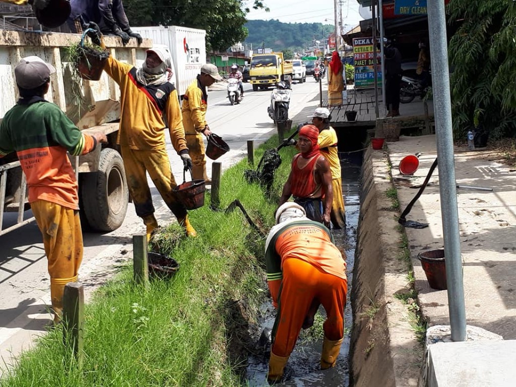 Kegiatan Gotong Royong di jalan P. suryanata