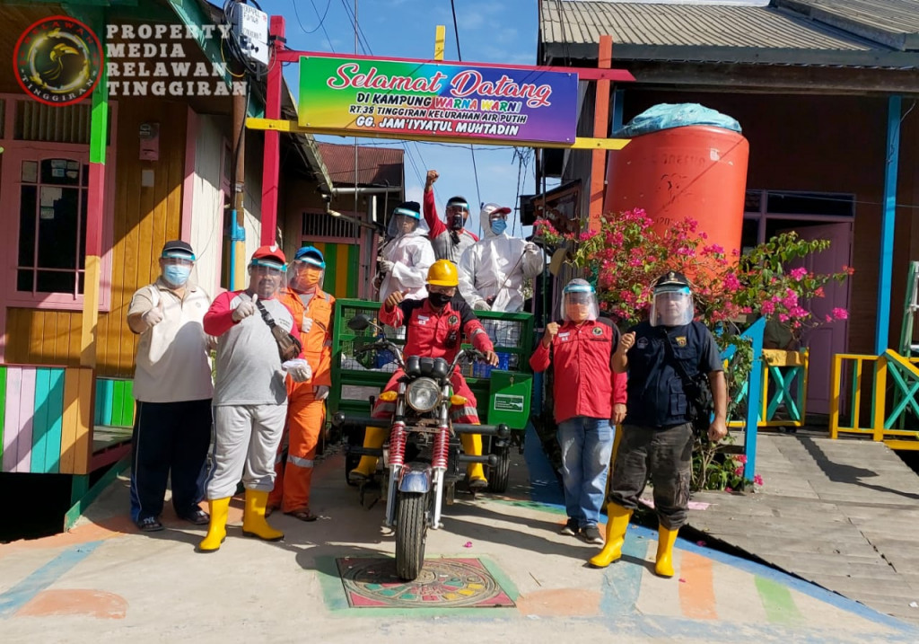 Penyemprotan dan Pembagian Masker Kepada Warga
