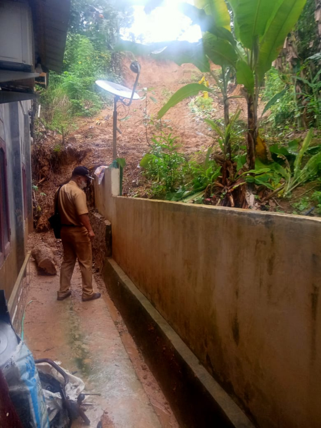 Peninjauan lokasi tanah longsor