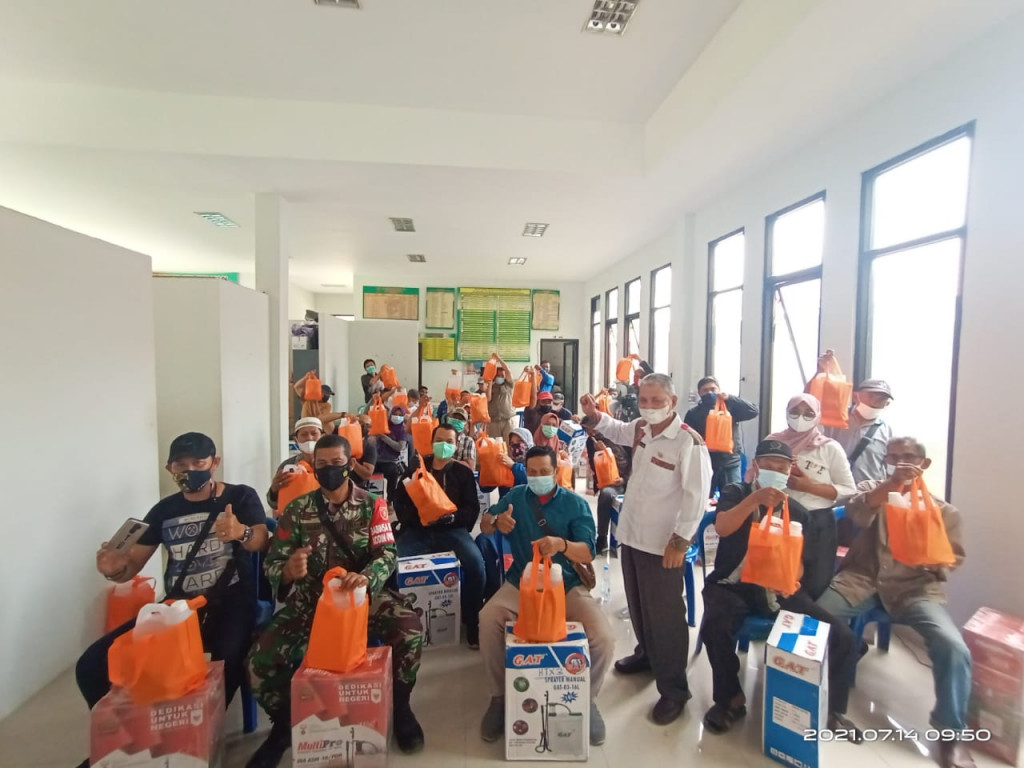 Penyerahan alat Sprayer dan Hand Sanitizer