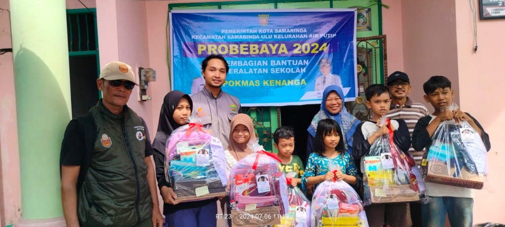 PEMBAGIAN ALAT TULIS SEKOLAH