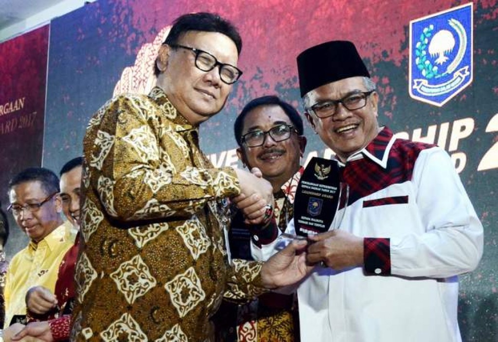 Wali Kota Samarinda Syaharie Jaang menerima penghargaan Leadership Award 2017 dari Kementerian Dalam Negeri (Kemendagri)