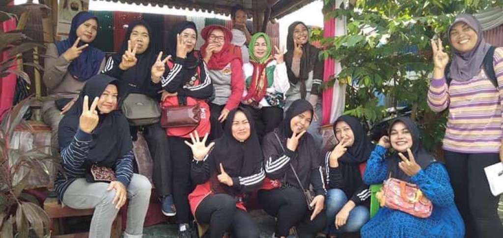 Gotong Royong RT 27 Bersama PKK Kelurahan Bandara