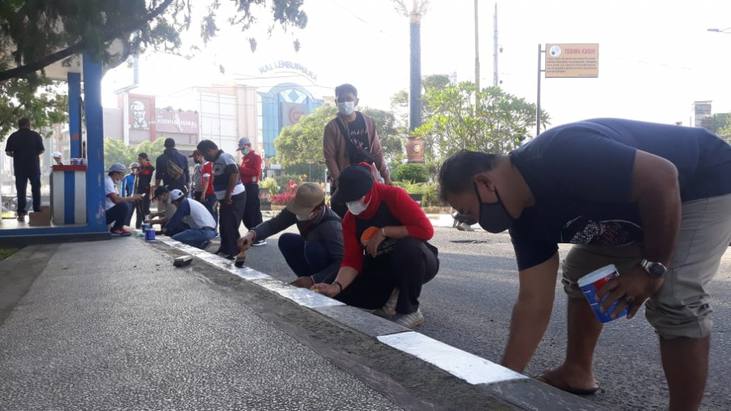 KELURAHAN BANDARA  IKUT GOTONG ROYONG MENGECAT TROTOAR