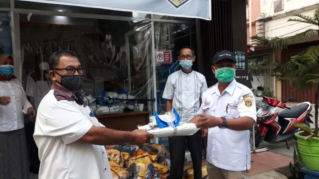 KELURAHAN BANDARA TERIMA BANTUAN APD DAN MASKER DARI BPBD KOTA SAMARINDA