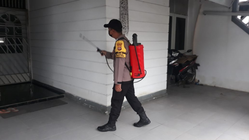 KELURAHAN BANDARA  SEMPROT DISINFEKTAN JALAN LINGKUNGAN