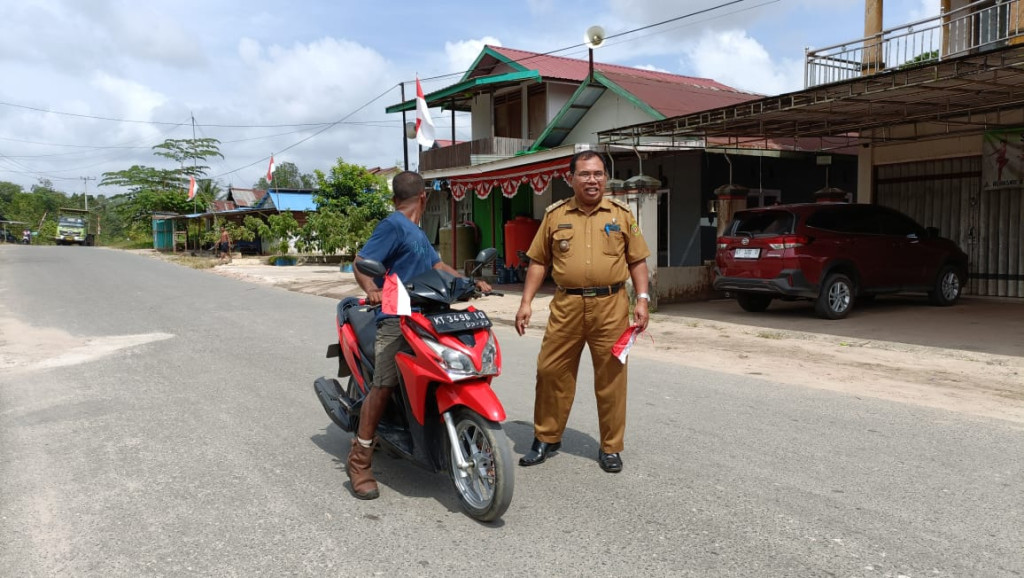 Kelurahan Bantuas Bersama Babisa dan Mahasiswa KKN UINSI dan STIKSAM Gelar Pembagian Bendera Merah Putih Untuk Memperingati HUT RI ke-78