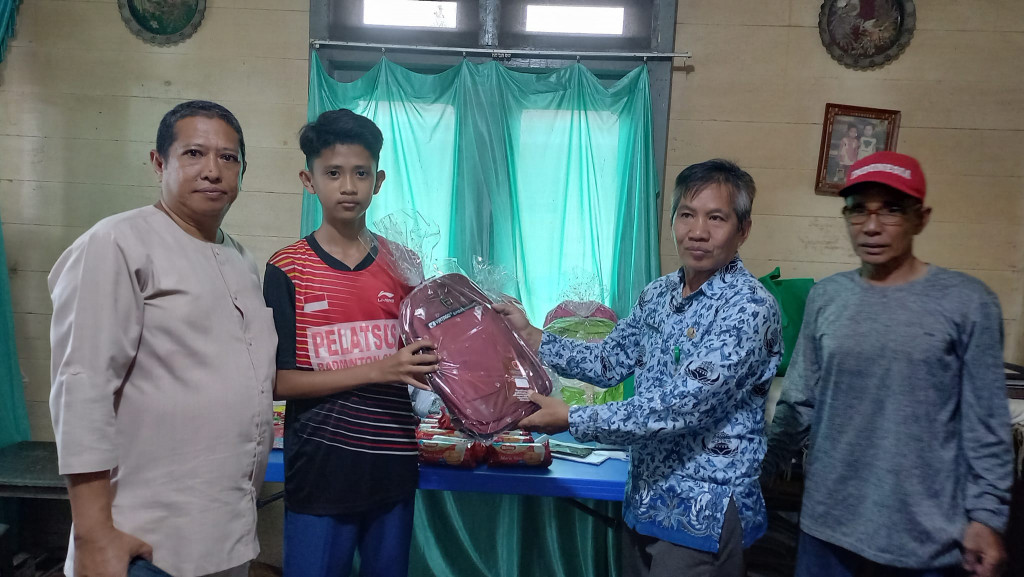 Penyerahan bantuan untuk Warga Tidak mampu dalam Program Probebaya Kel.Baqa 2022