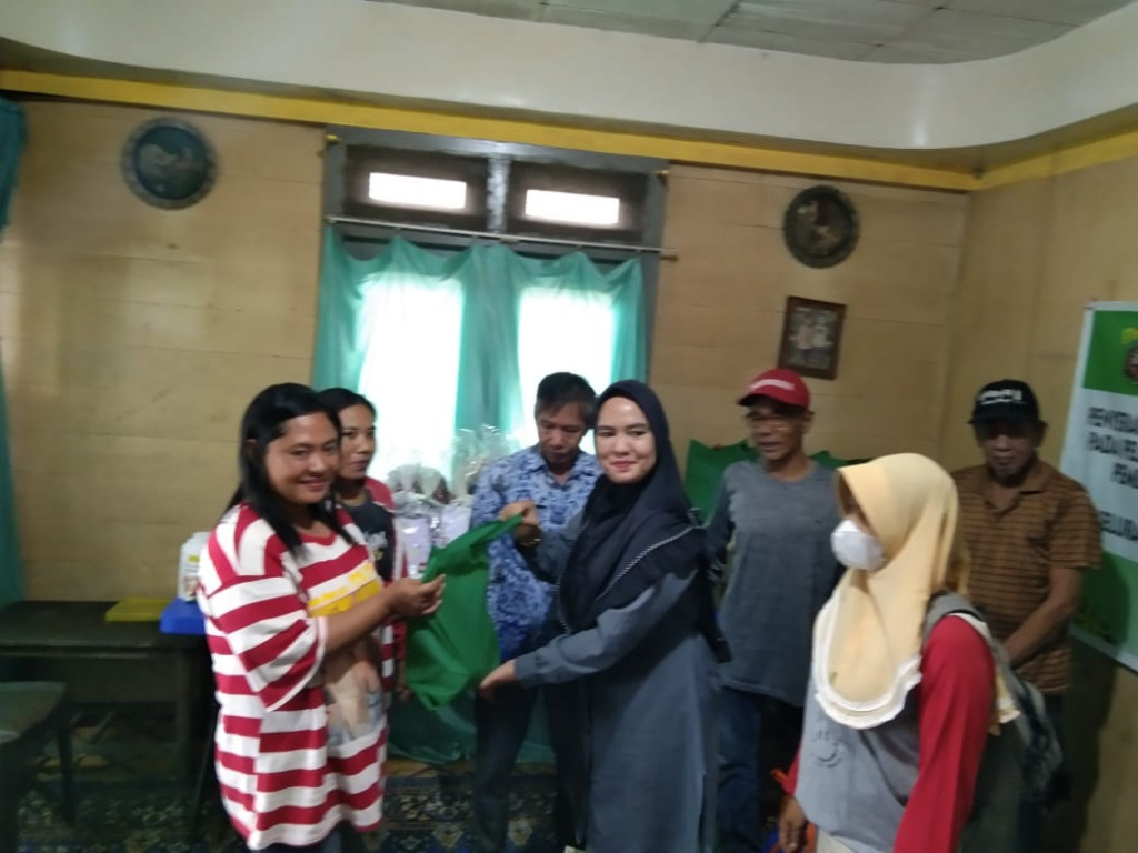 Penyerahan Bantuan  Warga tidak mampu  pada pelaksanaan Probebaya  Pemberdayaan di RT 6 Kelurahan Baqa tahun 2022