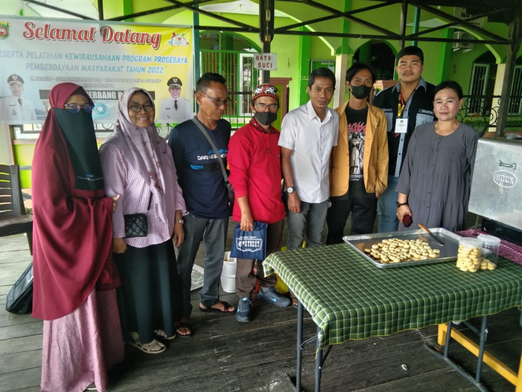 POGRES PROBEBAYA BIDANG PEMBERDAYAAN PEMBUATAN KUE RT.2