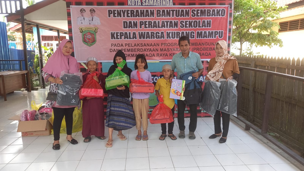Penyerahan Bantuan Alat Sekolah Untuk Warga tidak mampu pada pelaksanaan Probebaya Tgl 1 September 2023