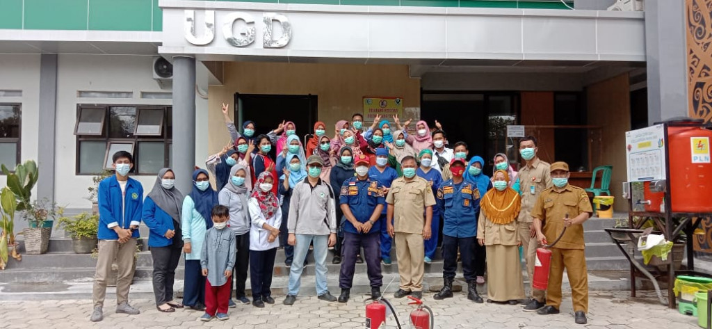 Latihan simulasi menggunakan alat pemadam kebakaran atau Alat Pemadam Api Ringan (APAR)