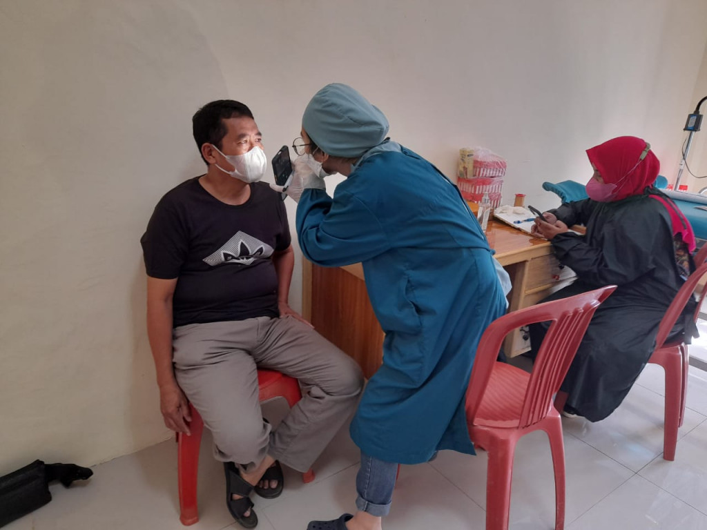 Pemeriksan Mata Oleh dokter Spesialis BKMOM Samarinda