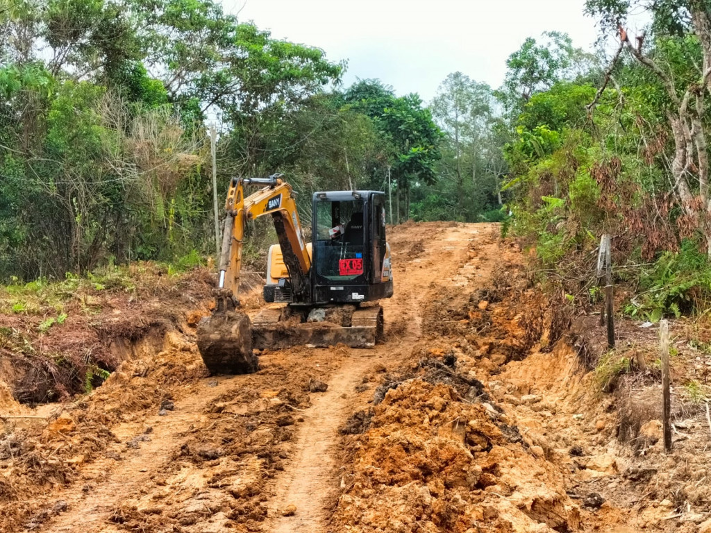 proses pembuatan jalan di RT.05 Gg.Mentimun Dana Probebaya Th.2022