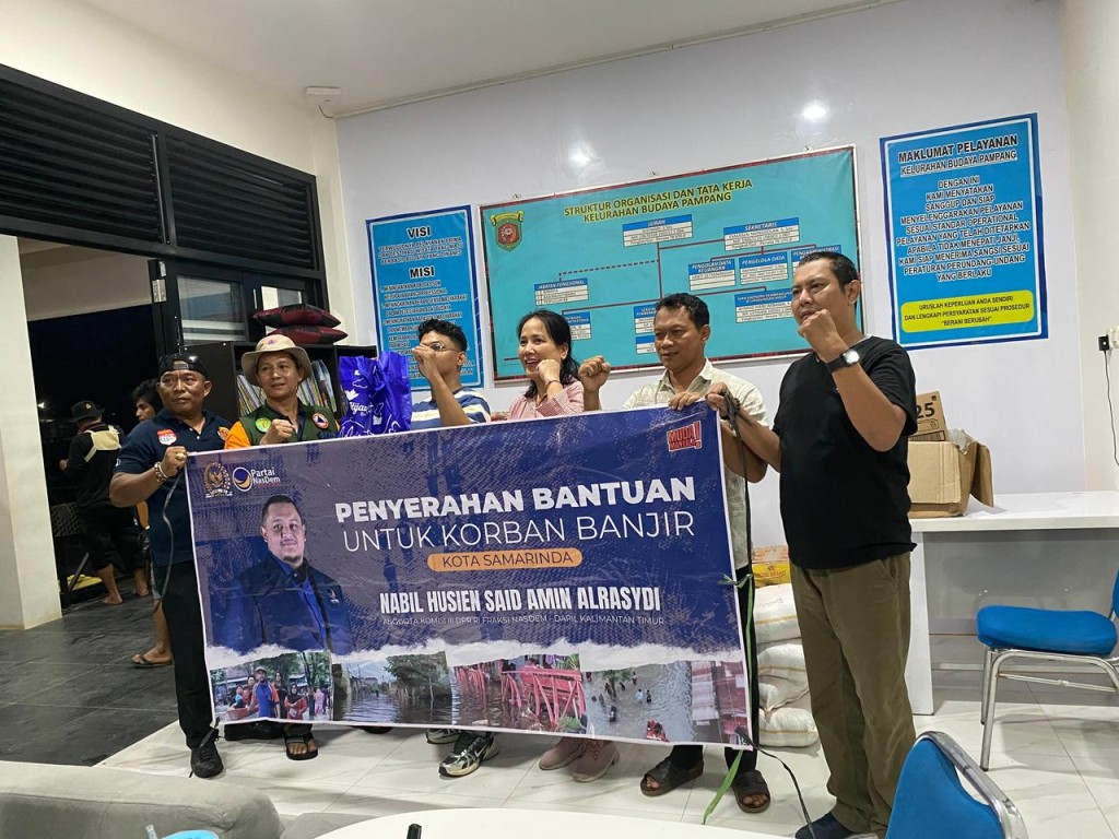 Penyerahan bantuan korban banjir di kelurahan Budaya Pampang