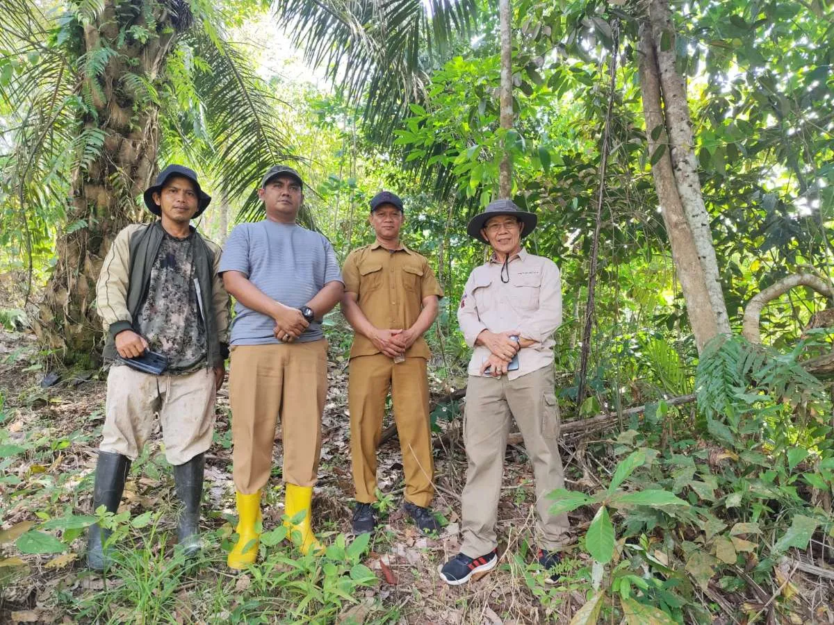 Peninjauan tanah milik DR. Rusmadi Wongso yang di lakukan oleh sekretaris lurah dan kasi bidang pemtrantib.