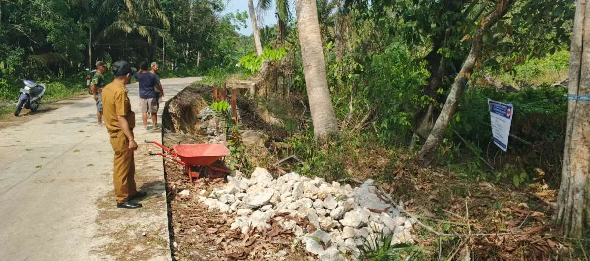 Lurah Budaya Pampang melakukan monitoring terhadap pelaksanaan kegiatan Program Probebaya untuk bidang Sarana dan Prasarana (Sapras).