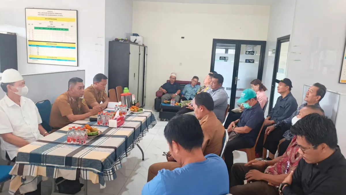 Lurah Budaya Pampang memimpin Rapat Koordinasi Mengenai Kewilayahan dan Program Kerja Pemerintah.