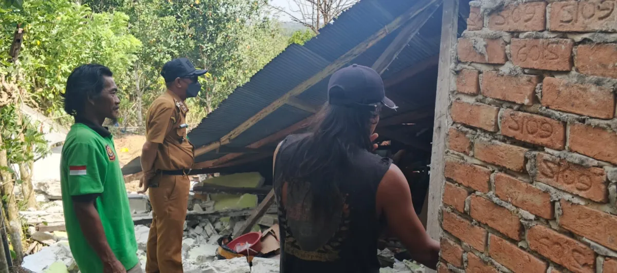 Lurah Budaya Pampang meninjau langsung kondisi rumah warga yang mengalami musibah roboh di RT 05.