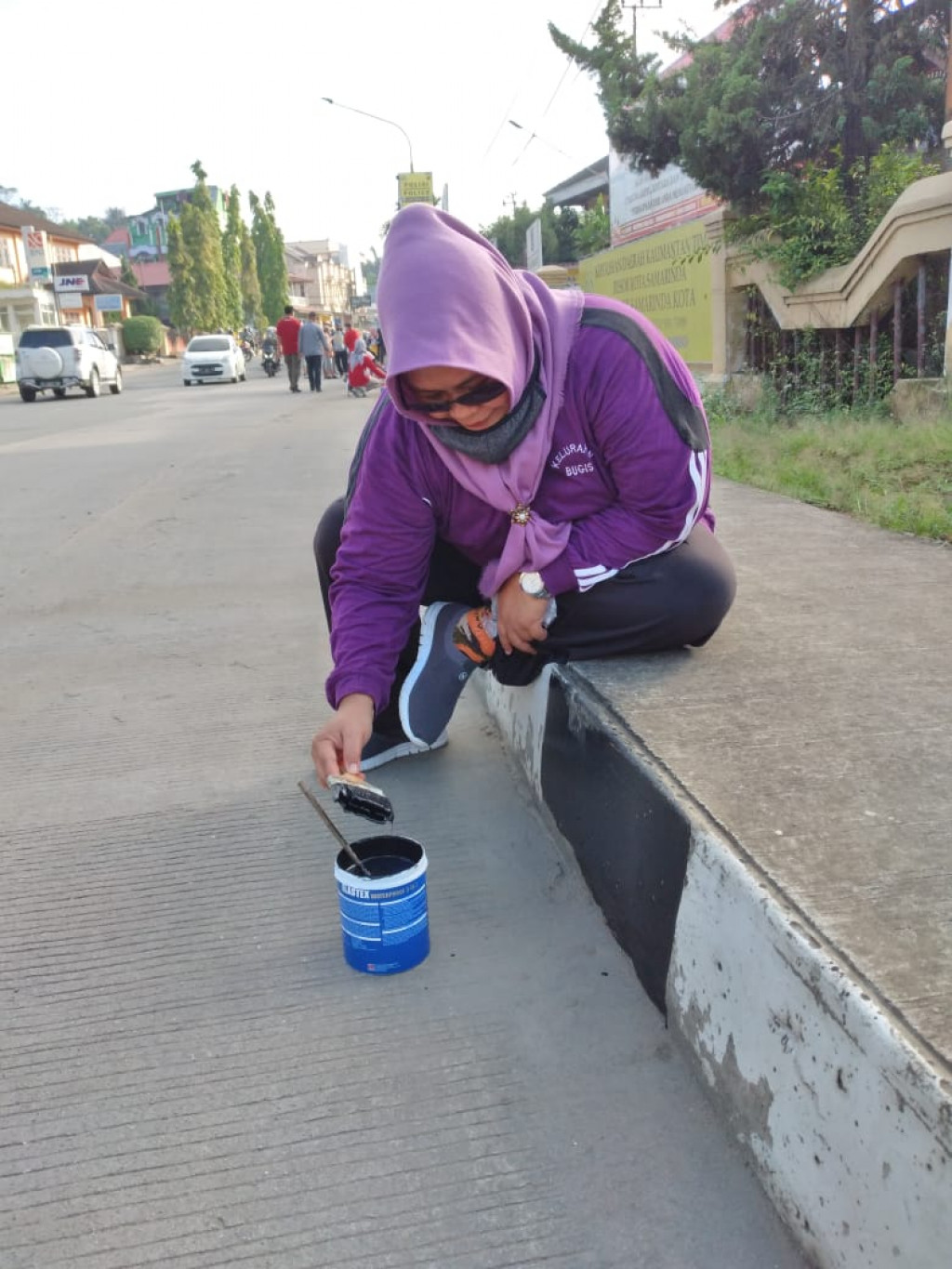 Kegiatan gotong royong mengecat trotoar dan median jalan  bersama Wali kota Samarinda dan OPD