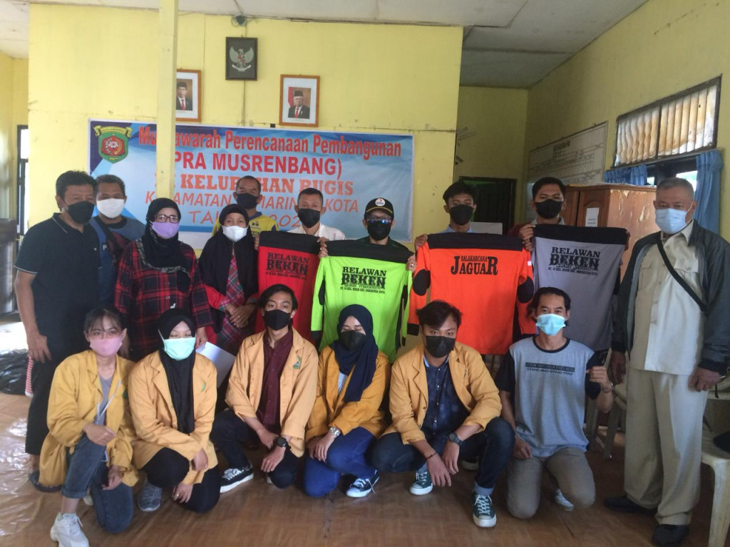 PENYERAHAN BANTUAN SERAGAM BALAKAR KELURAHAN BUGIS