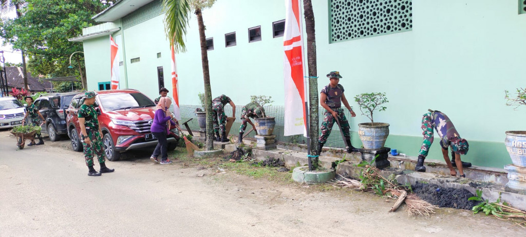 TNI DAN WARGA GOTONG ROYONG MEMBERSIH MESJID/MUSHOLAH MENYABUT BULAN RAMADHAN