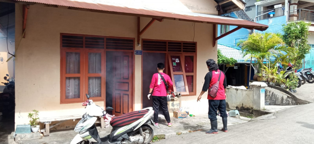 Kegiatan Fogging kelurahan Bugis di RT 14 dan RT 13