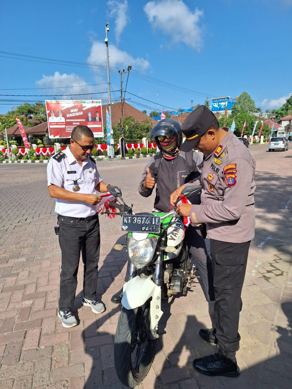 Kegiatan Pembagian Bendera Merah Putih dalam rangka Meningkatkan rasa Nasionalisme dan Persatuan Kesatuan terhadap Bangsa Indonesia