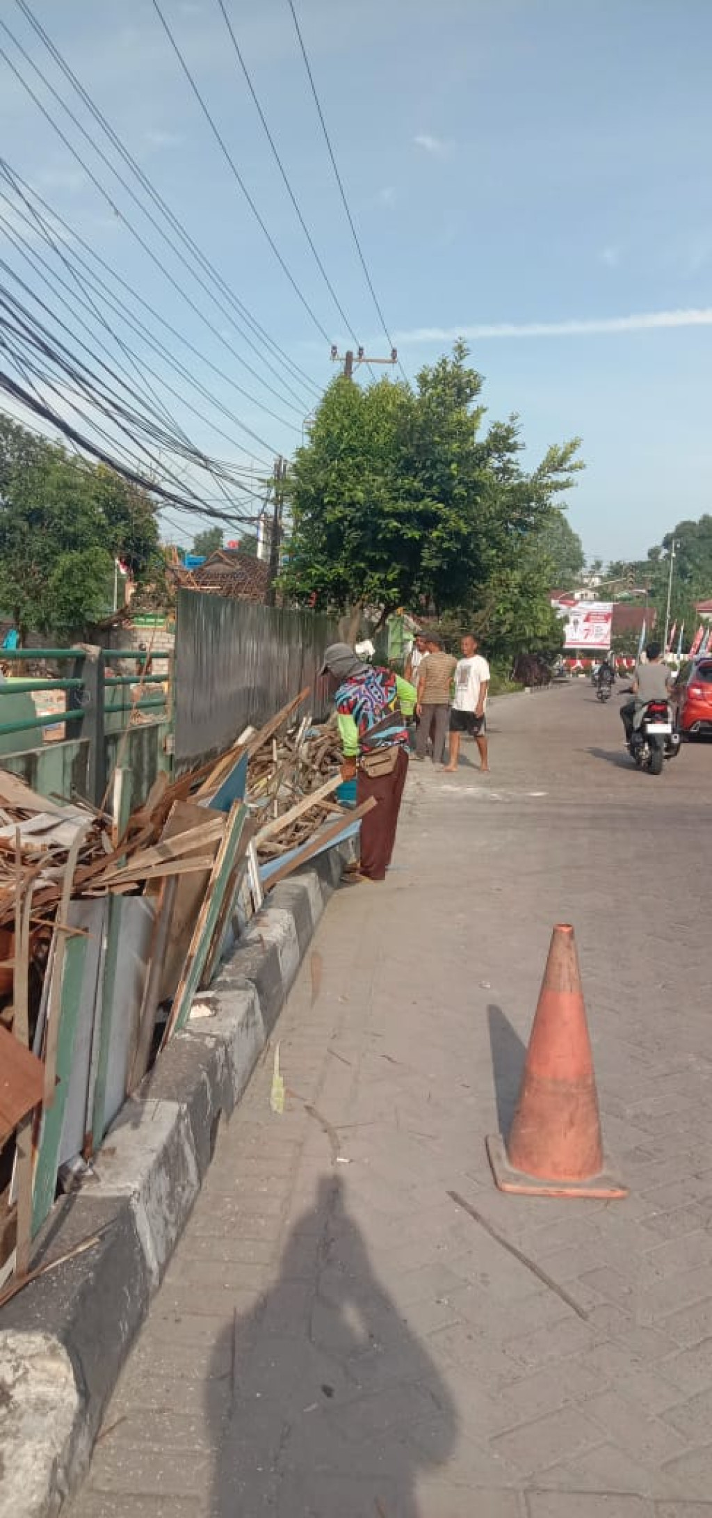 Kegitan Minggu pagi Gotong Royong di lingkungan RT. 19 didepan Taman Samarendah atau Jalan KH. Abdurrasyid