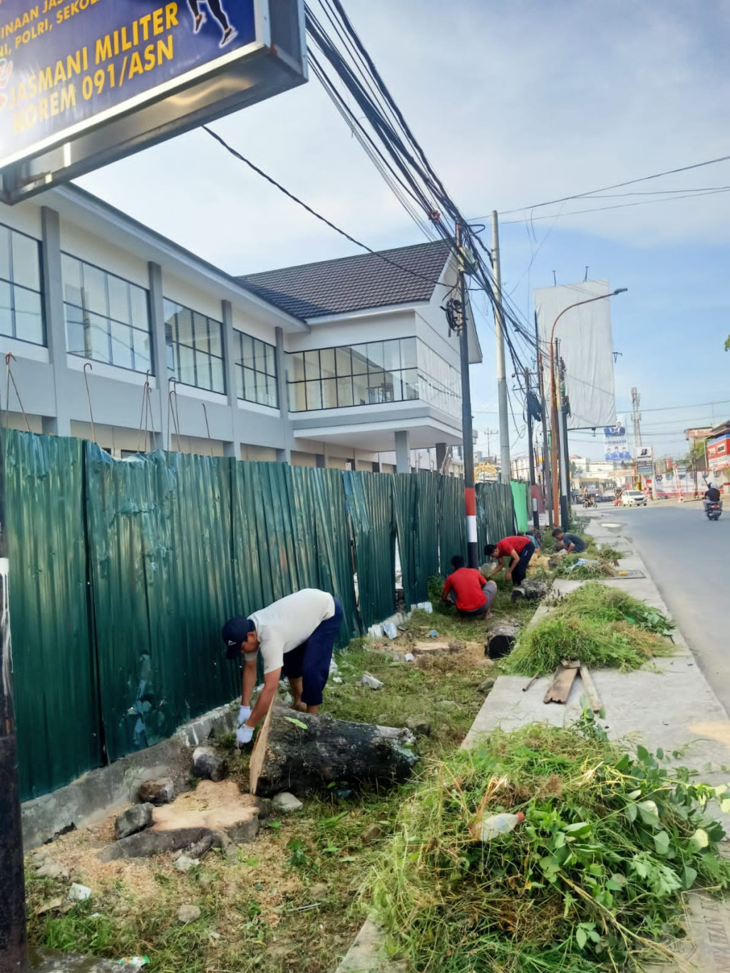 Kegiatan Minggu Pagi Gotong Royong di lingkungan RT. 18 jalan Awang Long