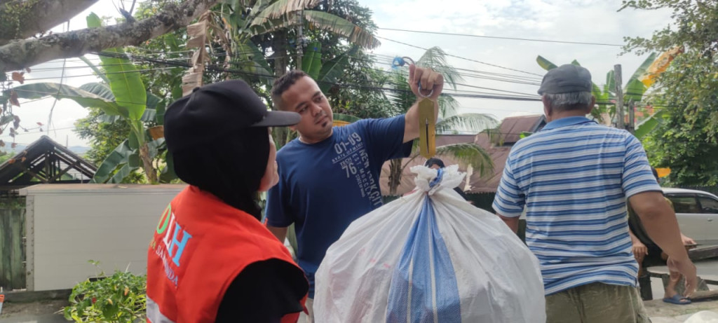 Kegiatan Edukasi kepada warga RT. 06 Kelurahan Bugis dalam Pemilihan Sampah Plastik Yang Bernilai