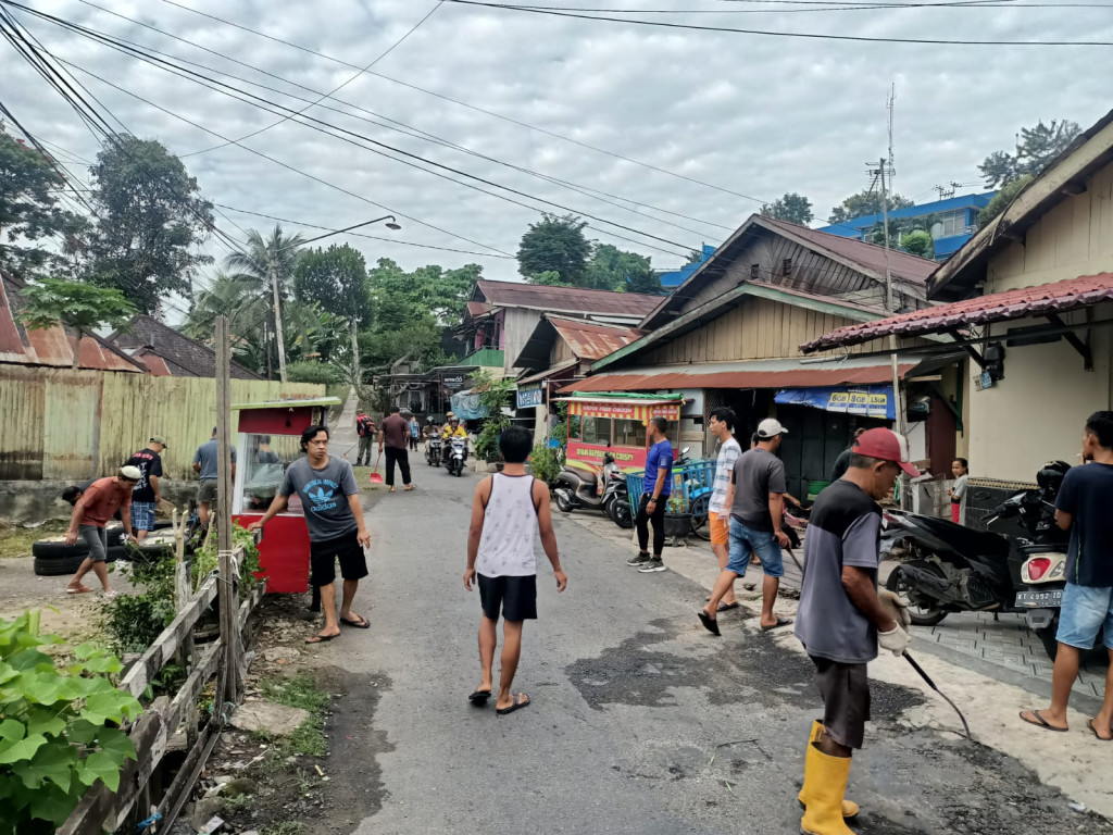 Kegiatan gotong royong minggu 10/9/2023 bersama-sama warga di beberapa RT