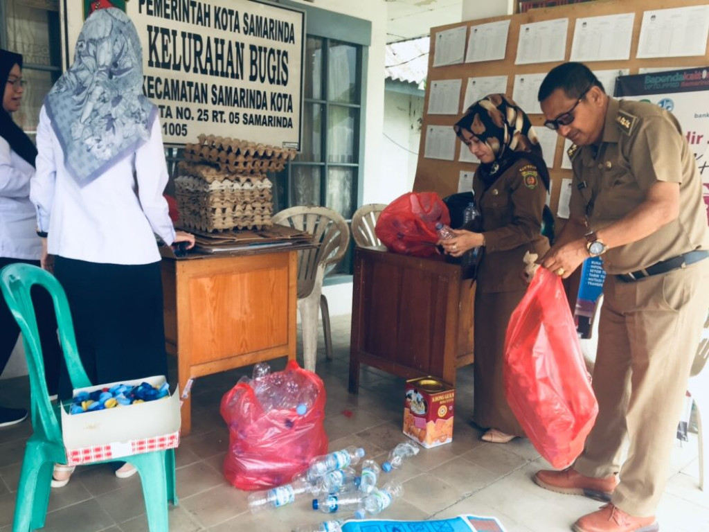 Pemilahan sampah plastik dan kardus serta piring telor