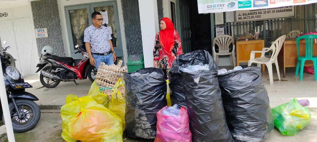 Penimbangan Sampah Plastik di Kelurahan Bugis