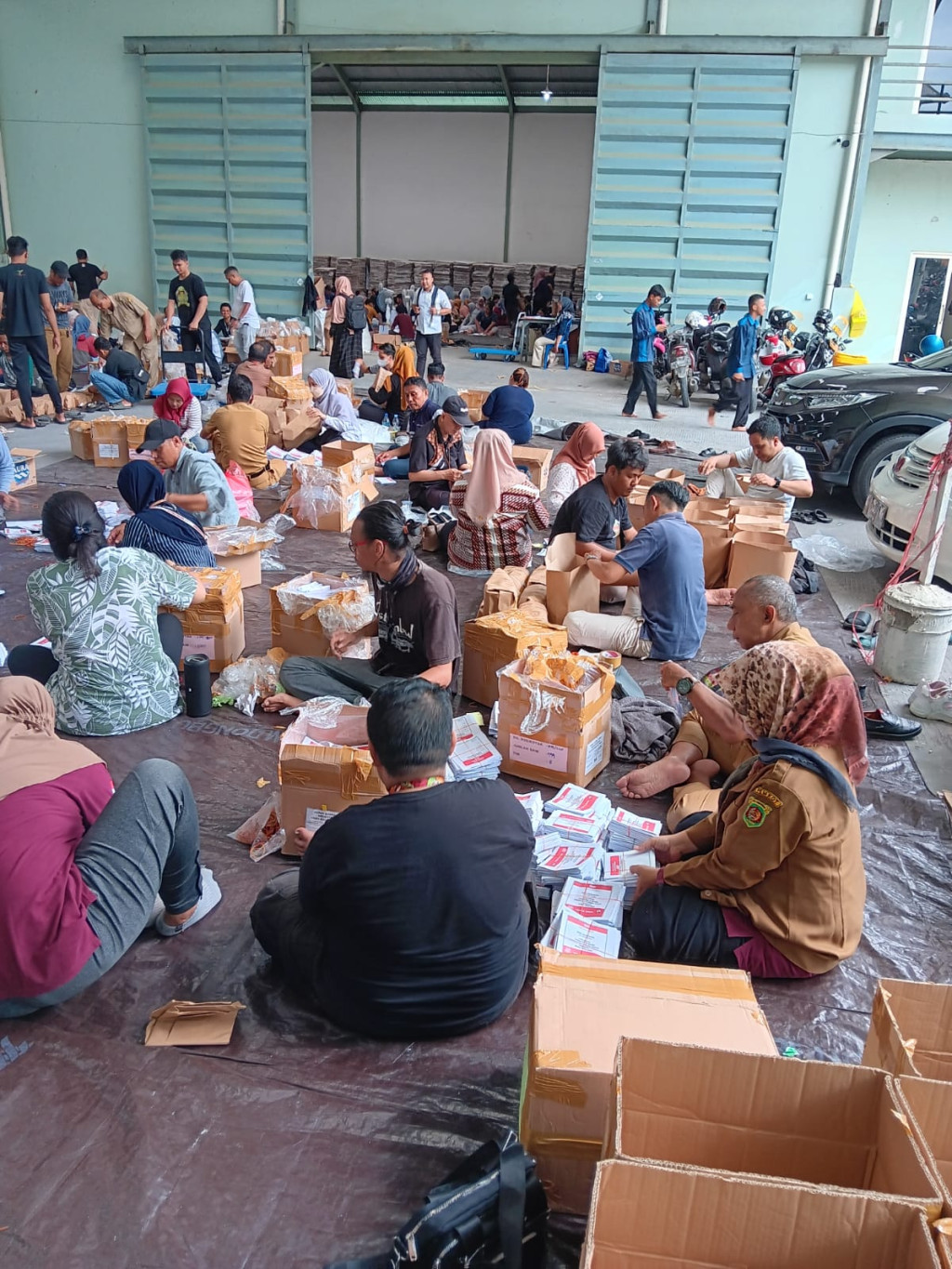 Kegiatan Penyotiran, Penghitungan, Pengesetan, dan Pengepakan Logistik Pemilu Tahun 2024
