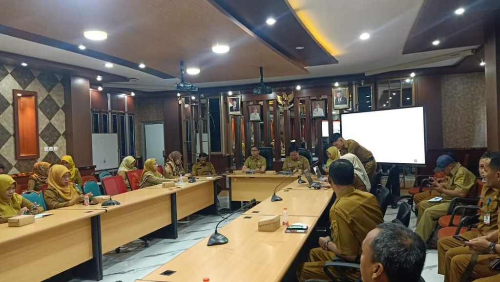 Menghadiri Rapat Penyelarasan Pelaksanaan Kegiatan Probebaya berdasarkan Inputan Probebaya di SIPD RI diruang Rapat Bappedalitbang Kota Samarinda