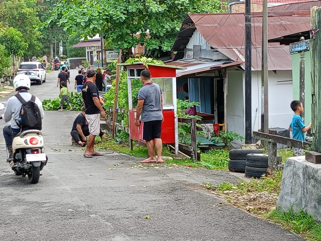 Kegiatan Sabtu Pagi Gotong Royong di Lingkungan RT. 06 Jalan Milono