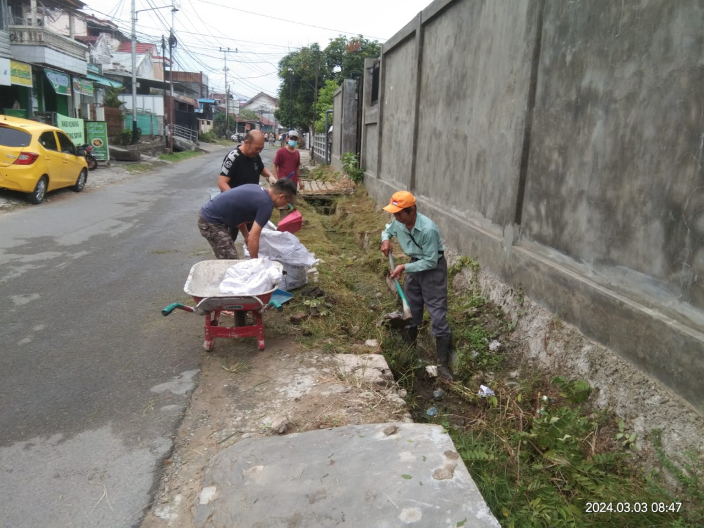 Kegiatan Sabtu Pagi Gotong Royong di Lingkungan RT. 08 Jalan Pirus